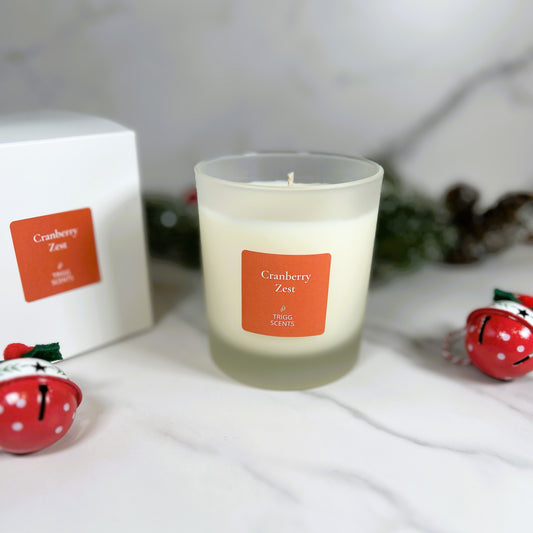 TRIGG SCENTS Cranberry Zest 30 cl candle – hand-poured luxury candle with cranberry, orange and cinnamon fragrance, perfect festive home scent.